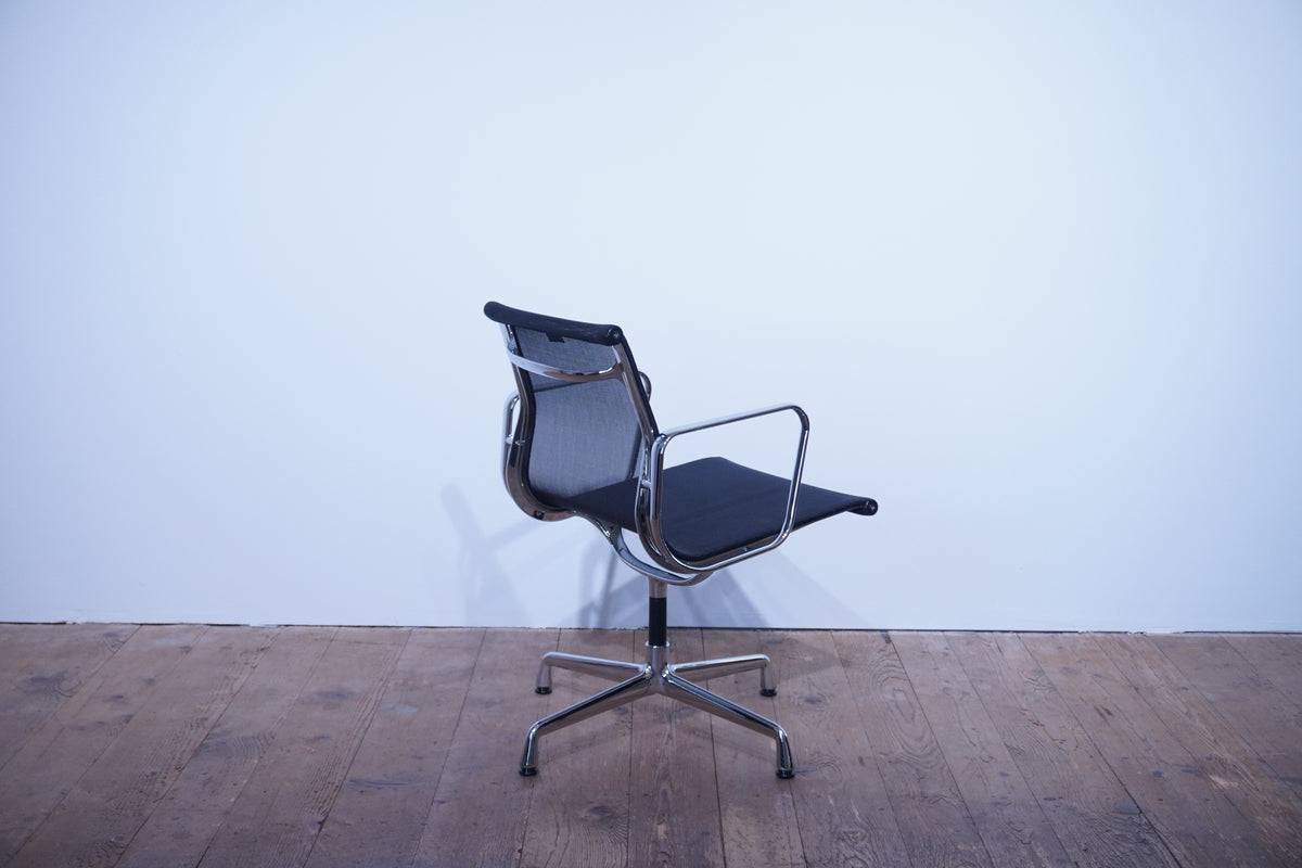 Vitra Eames Alu Chair EA108 Netz schwarz
