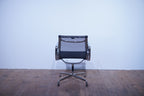 Vitra Eames Alu Chair EA108 Netz schwarz