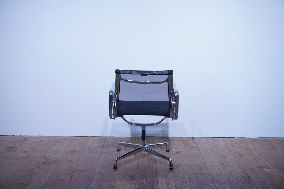 Vitra Eames Alu Chair EA108 Netz schwarz