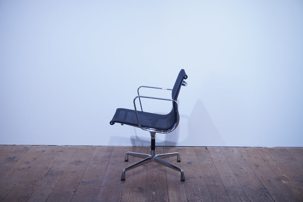 Vitra Eames Alu Chair EA108 Netz schwarz