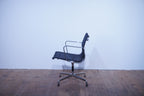 Vitra Eames Alu Chair EA108 Netz schwarz