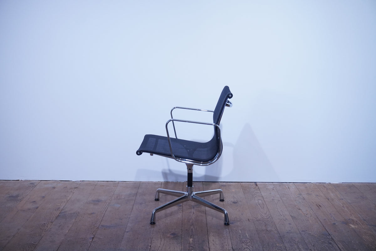 Vitra Eames Alu Chair EA108 Netz schwarz