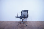 Vitra Eames Alu Chair EA108 Netz schwarz