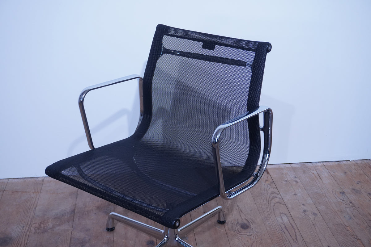 Vitra Eames Alu Chair EA108 Netz schwarz