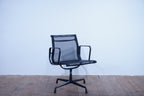 Vitra Eames Alu Chair EA108 Netz schwarz