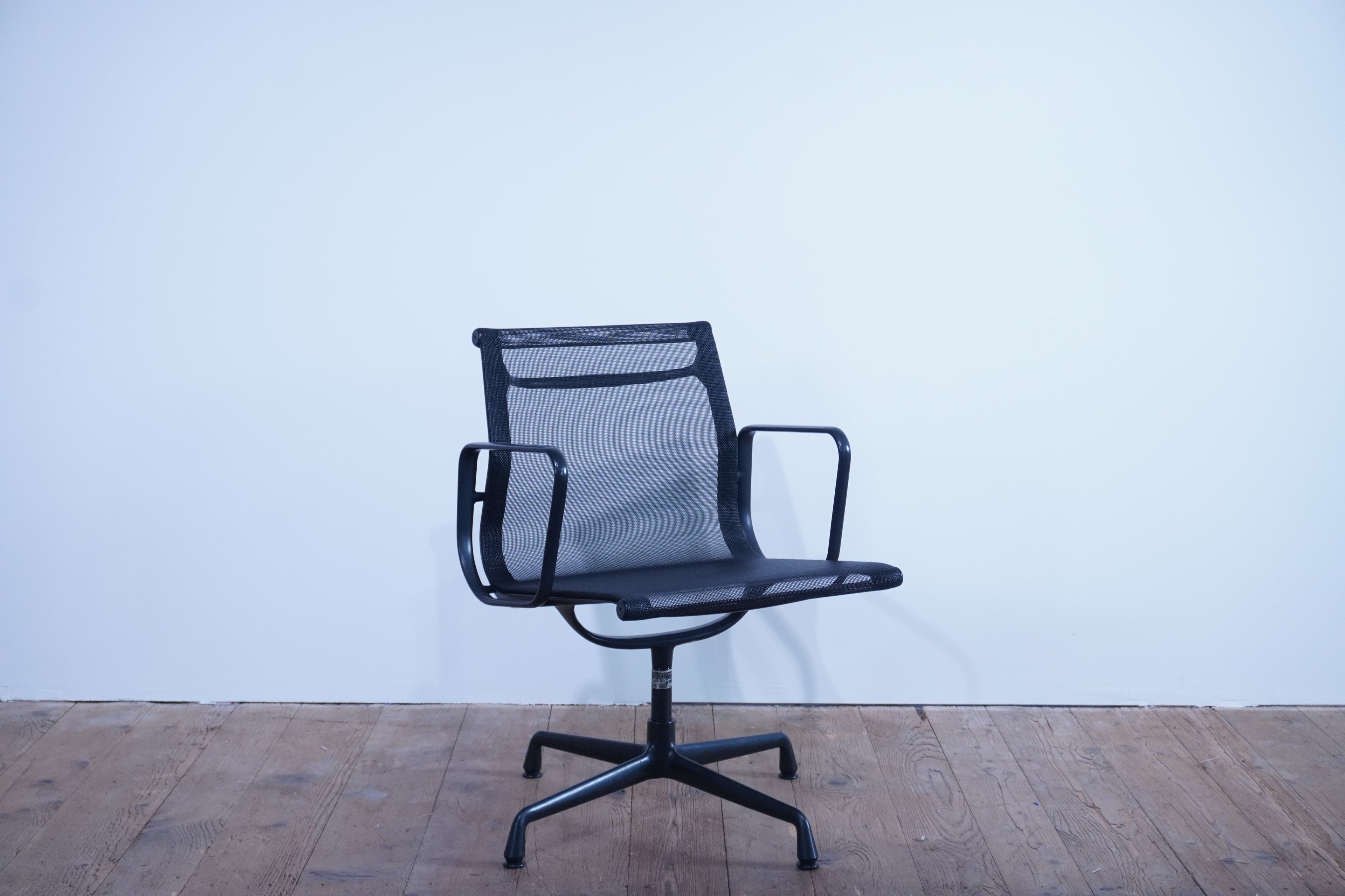 Vitra Eames Alu Chair EA108 Netz schwarz