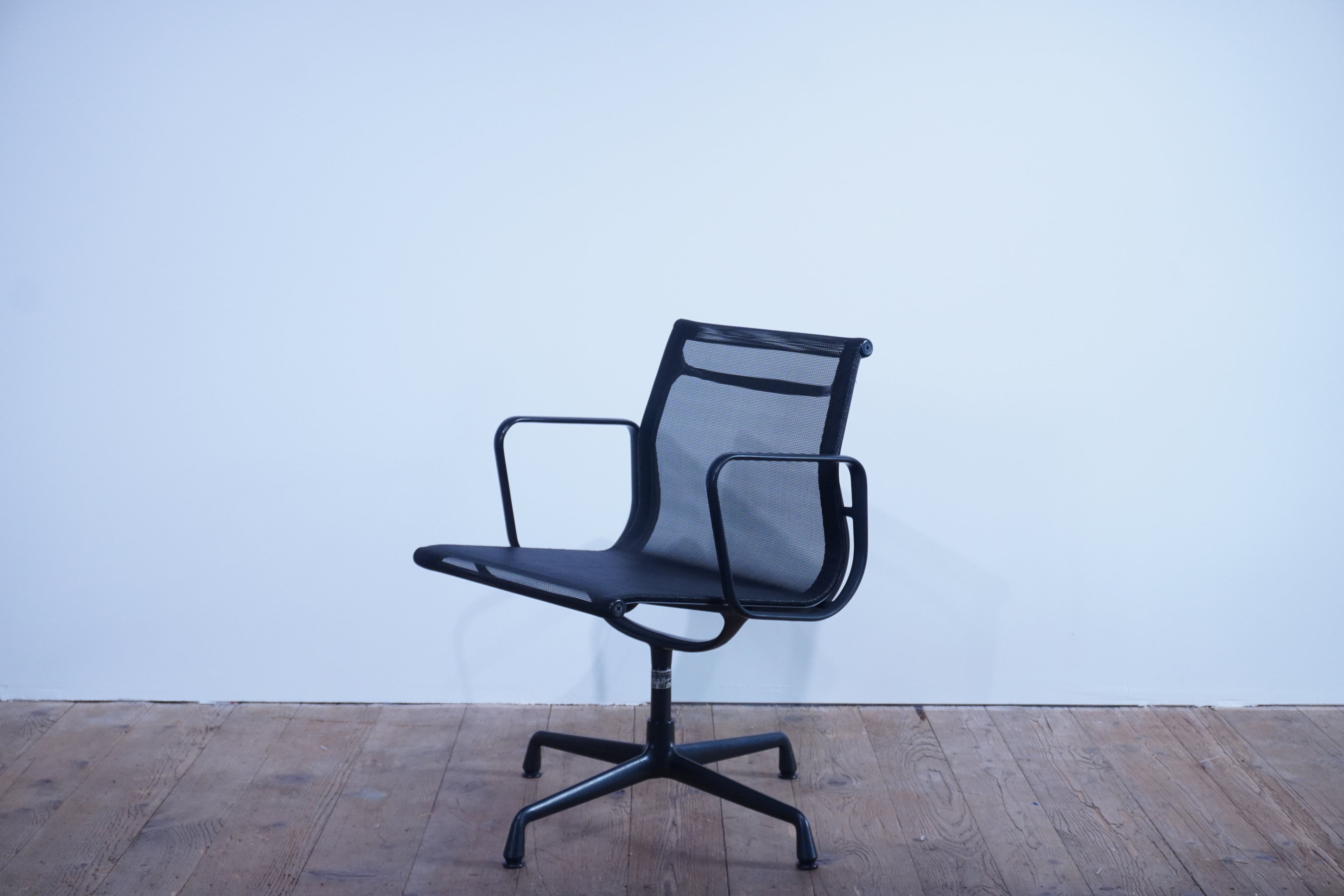 Vitra Eames Alu Chair EA108 Netz schwarz