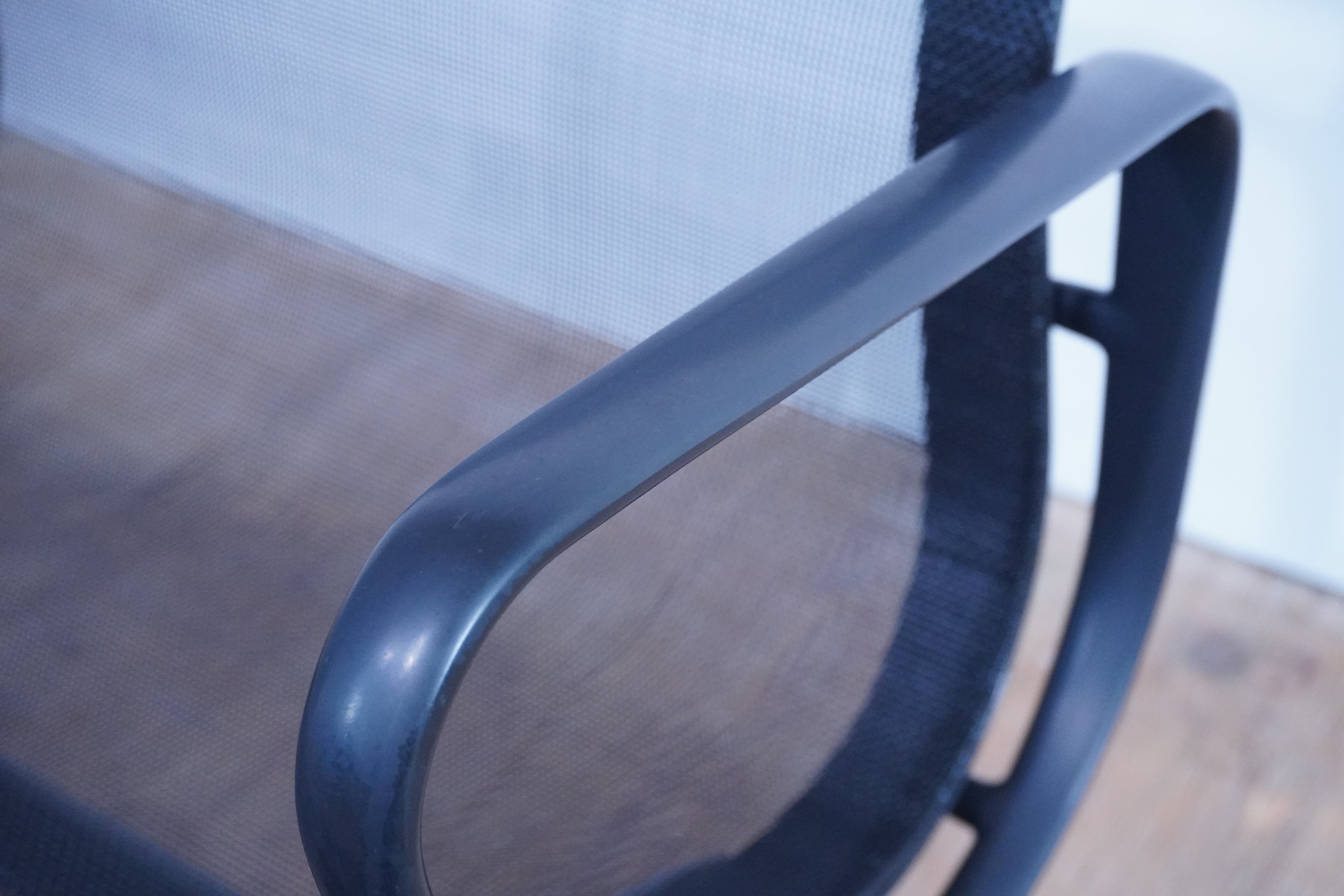Vitra Eames Alu Chair EA108 Netz schwarz
