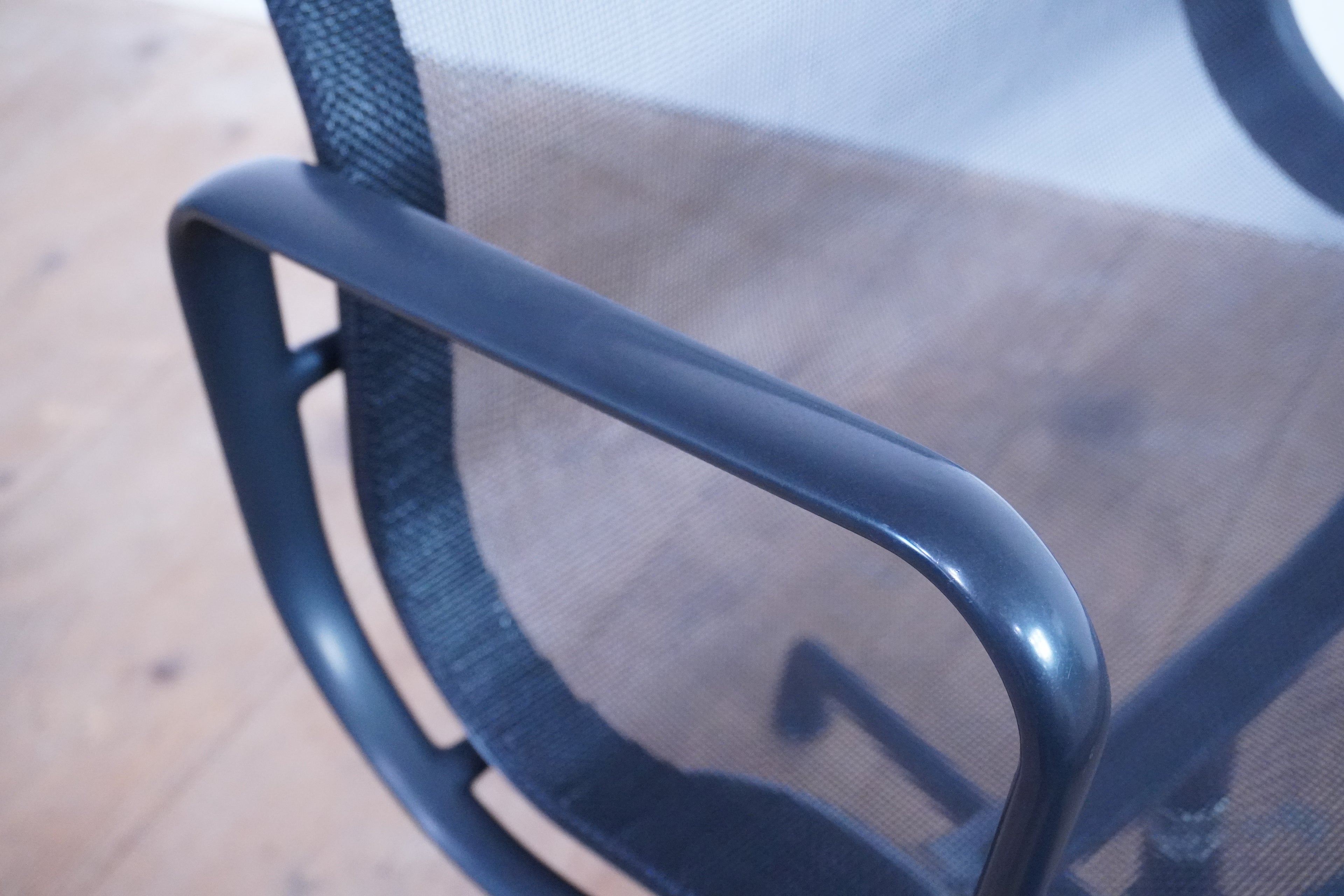 Vitra Eames Alu Chair EA108 Netz schwarz