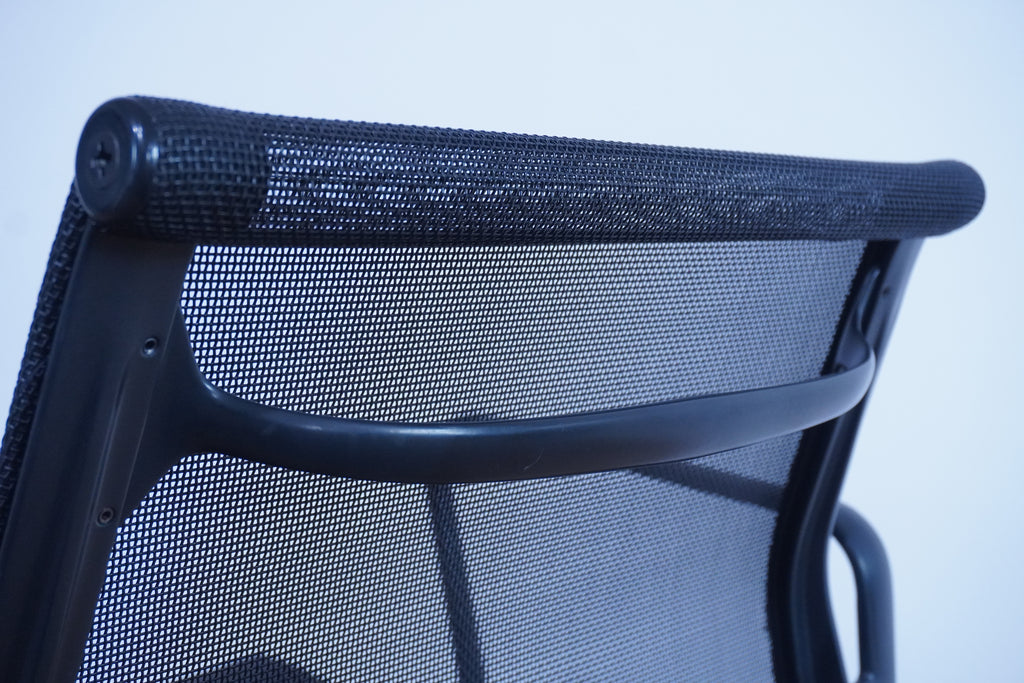 Vitra Eames Alu Chair EA108 Netz schwarz