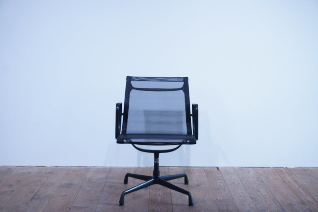 Vitra Eames Alu Chair EA108 Netz schwarz