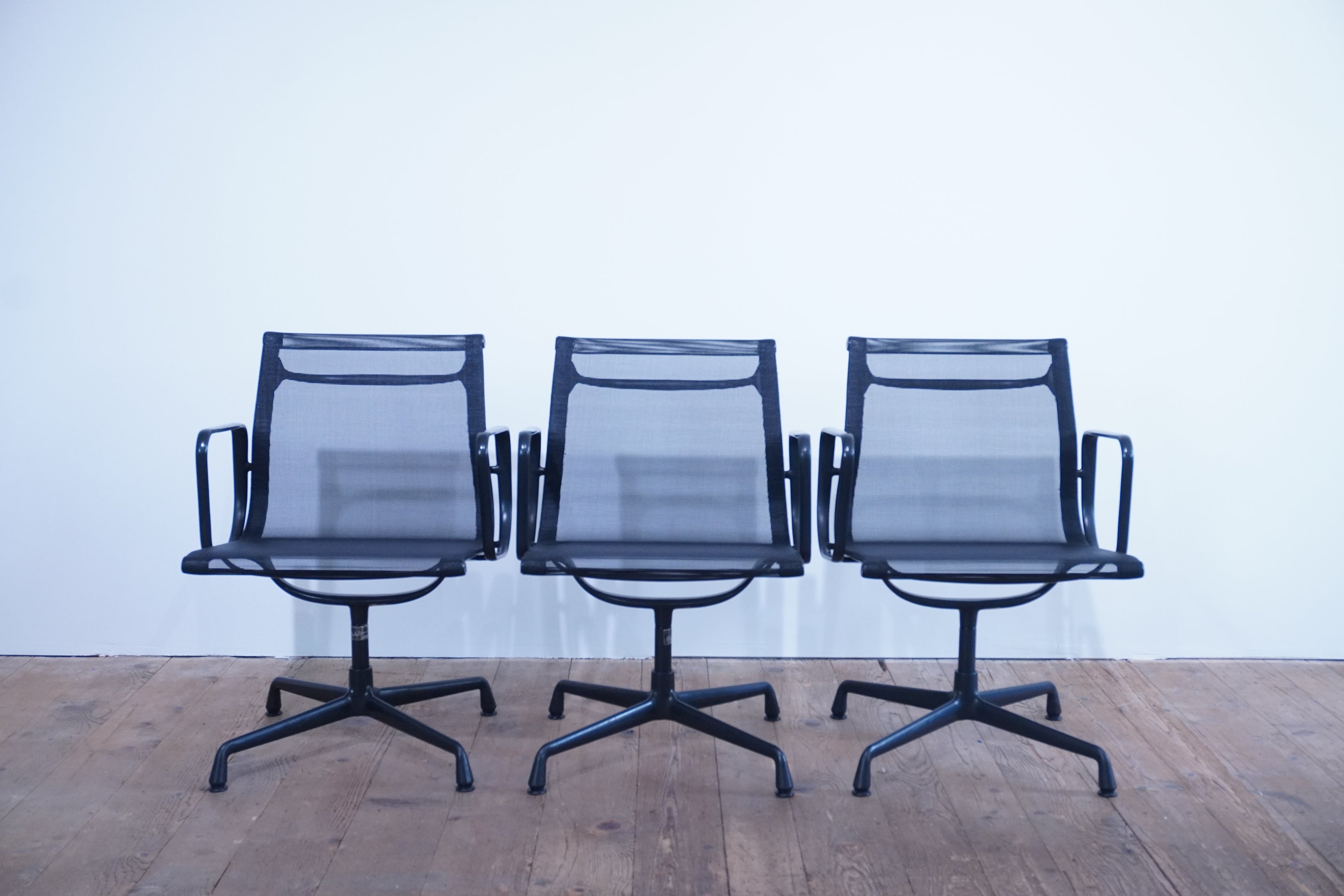 Vitra Eames Alu Chair EA108 Netz schwarz
