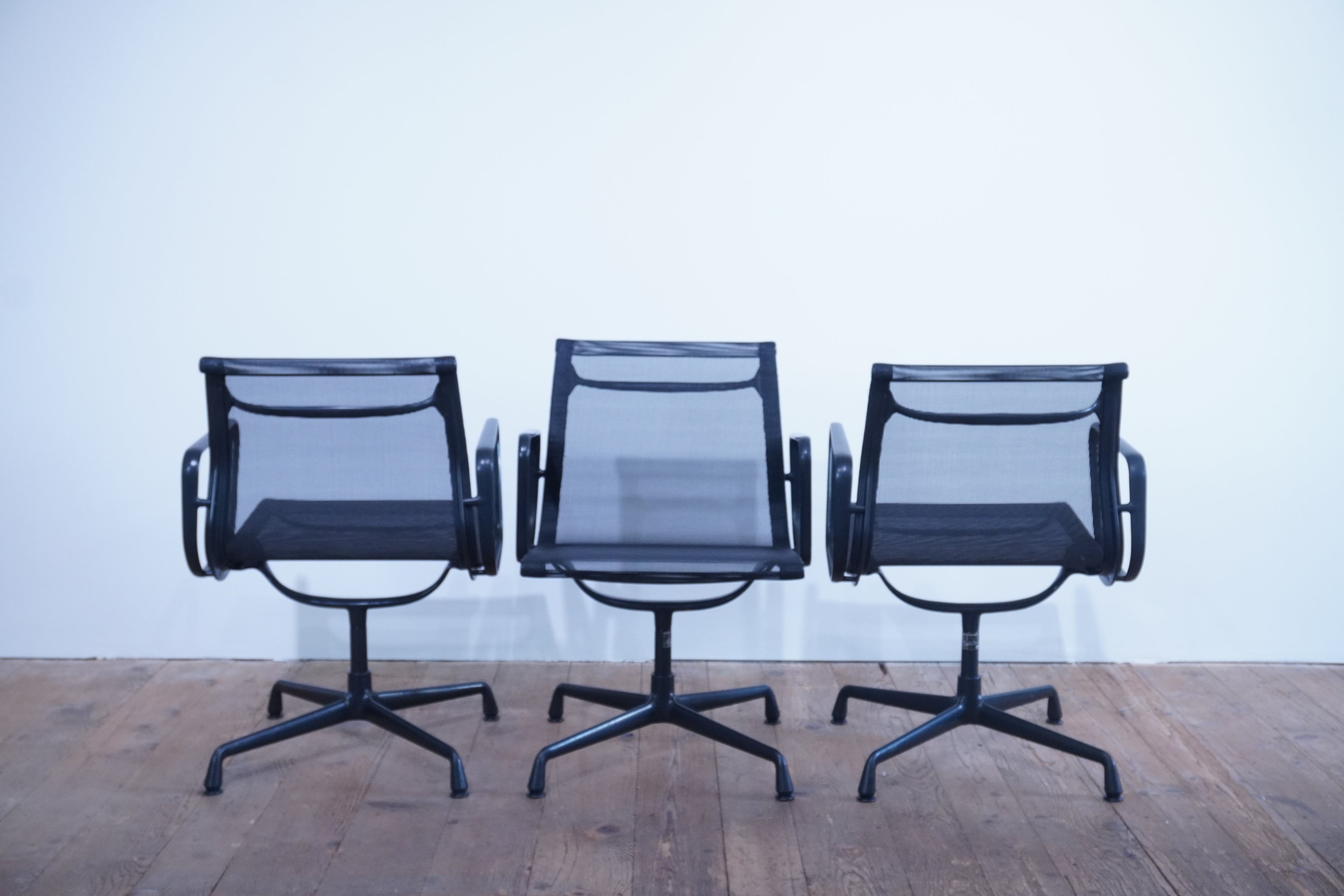 Vitra Eames Alu Chair EA108 Netz schwarz
