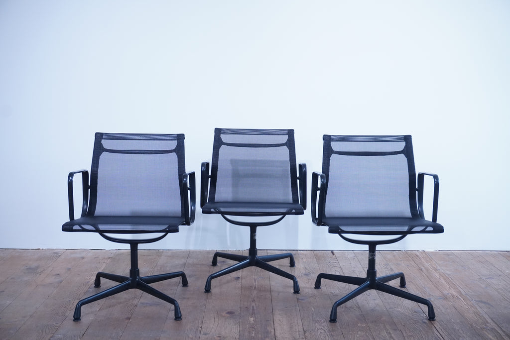 Vitra Eames Alu Chair EA108 Netz schwarz