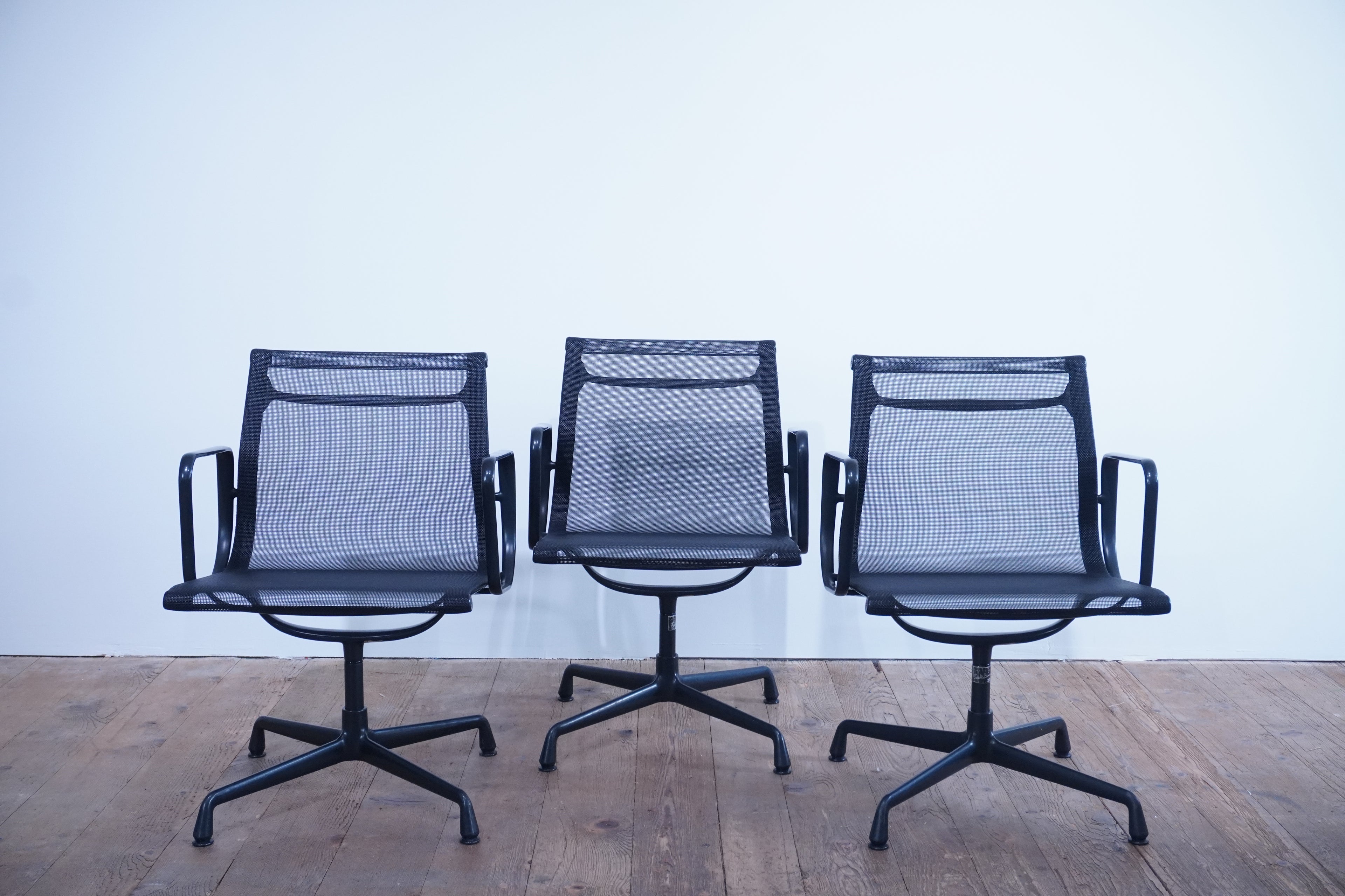 Vitra Eames Alu Chair EA108 Netz schwarz
