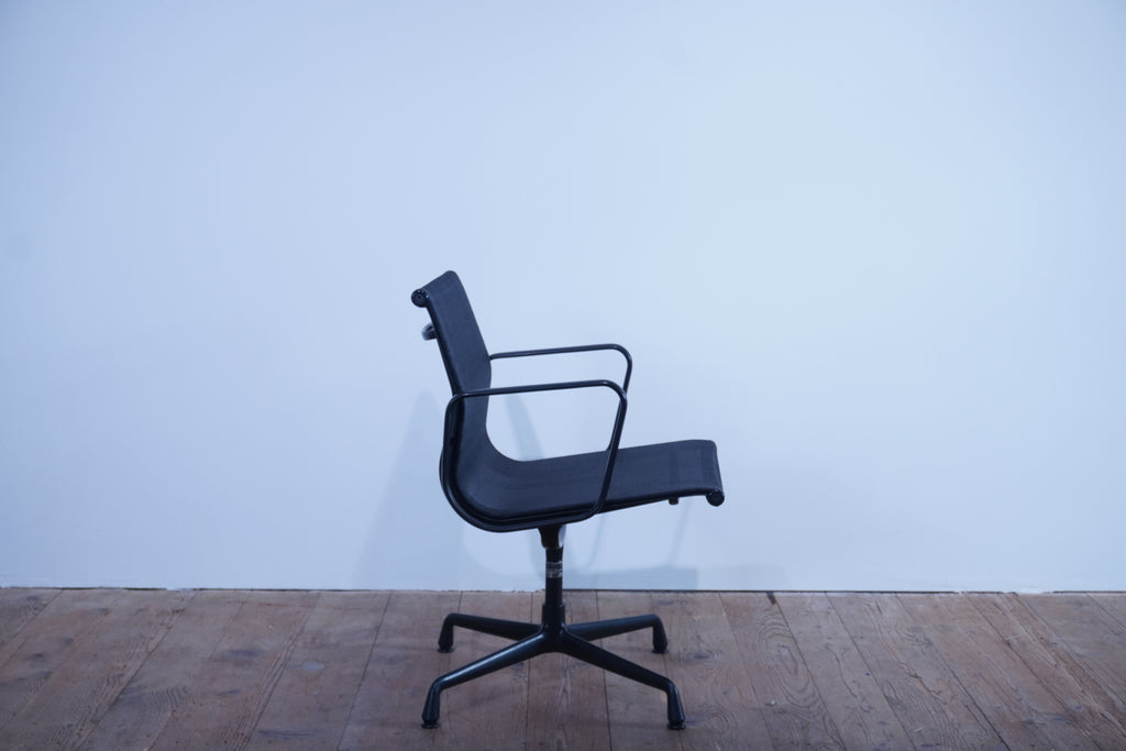Vitra Eames Alu Chair EA108 Netz schwarz