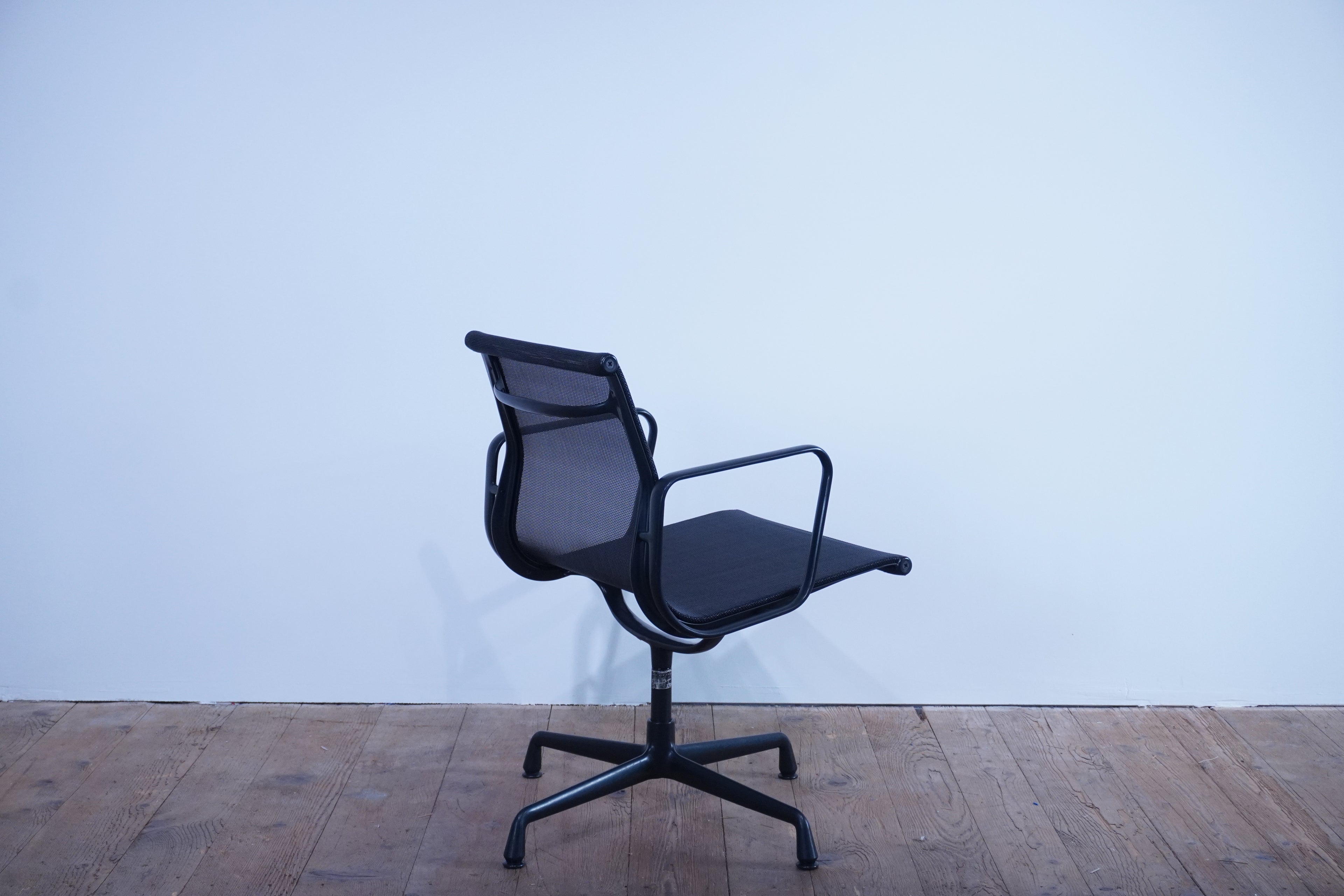 Vitra Eames Alu Chair EA108 Netz schwarz