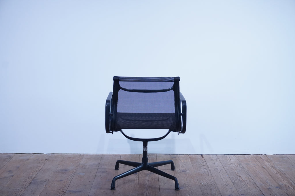 Vitra Eames Alu Chair EA108 Netz schwarz
