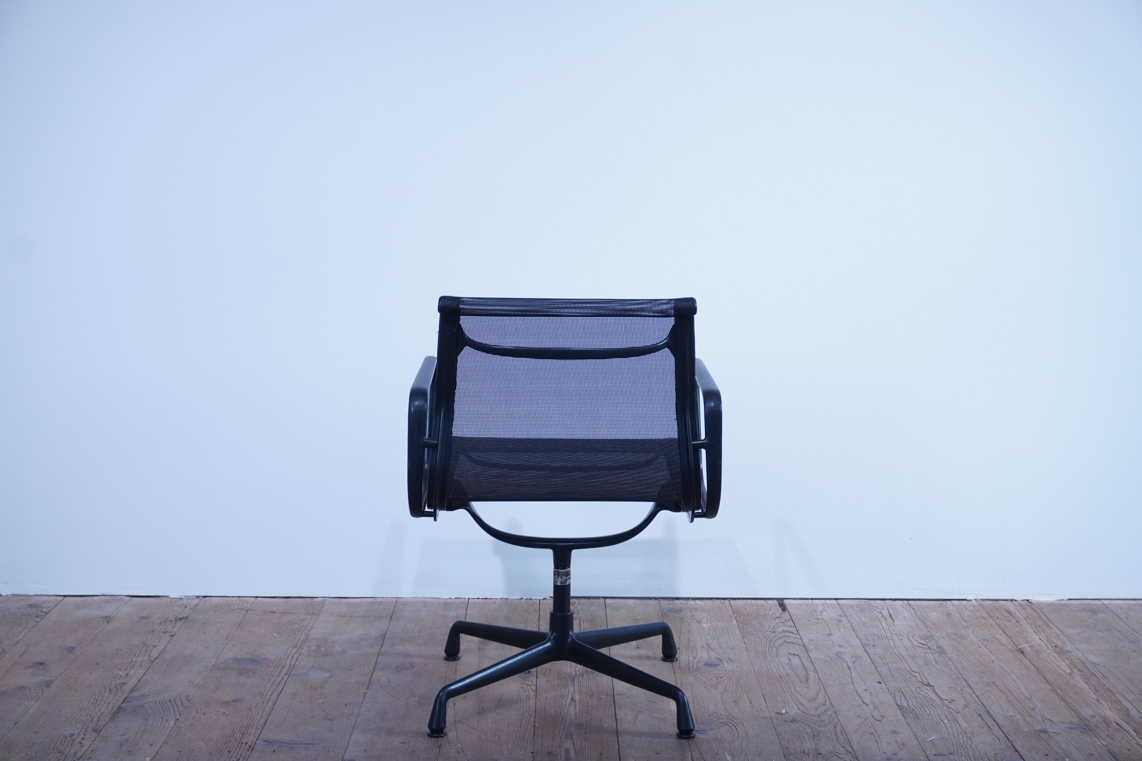 Vitra Eames Alu Chair EA108 Netz schwarz