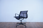 Vitra Eames Alu Chair EA108 Netz schwarz