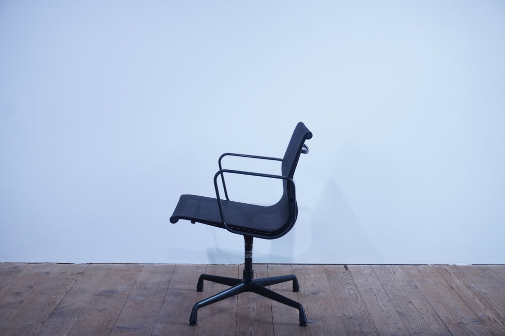 Vitra Eames Alu Chair EA108 Netz schwarz