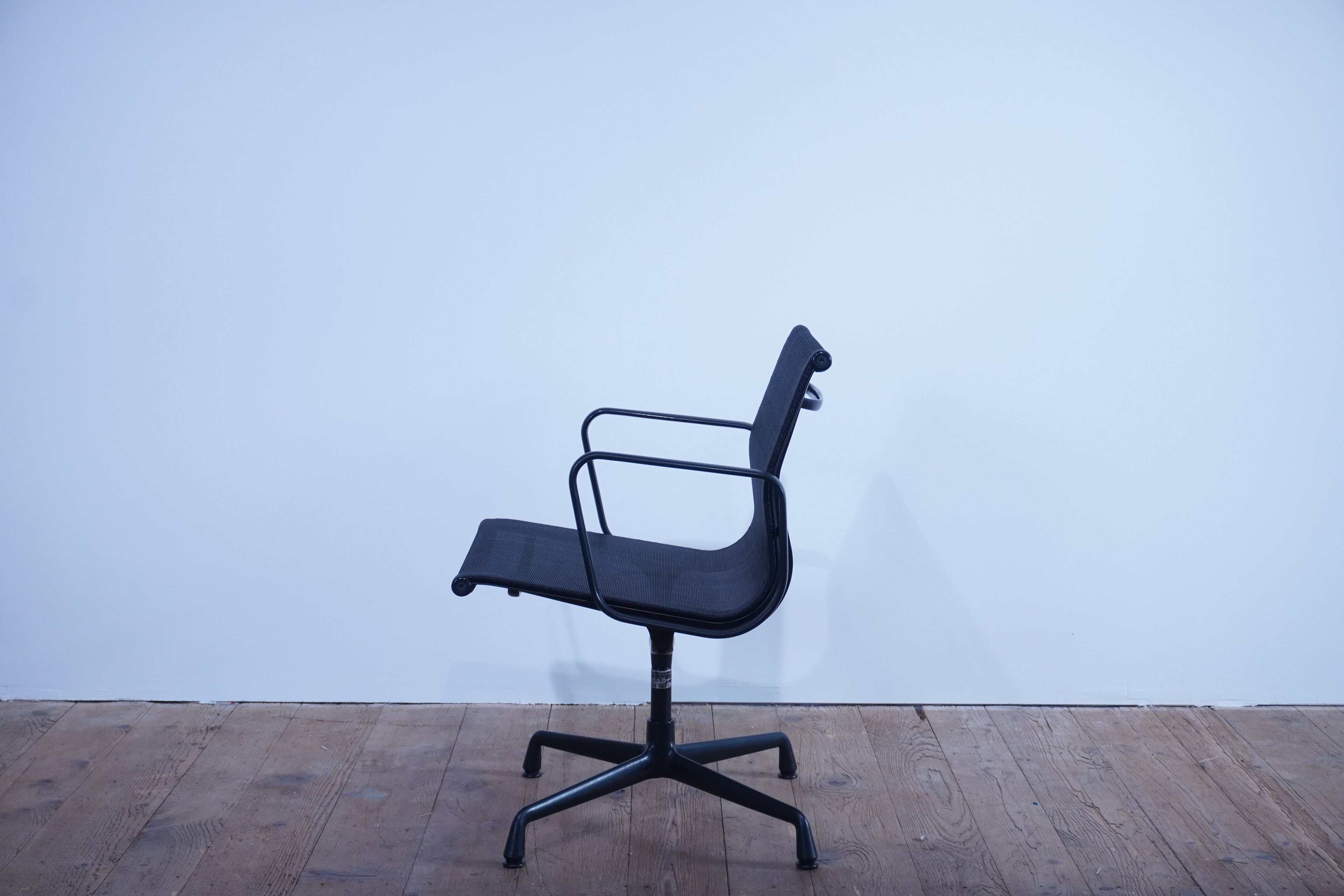 Vitra Eames Alu Chair EA108 Netz schwarz