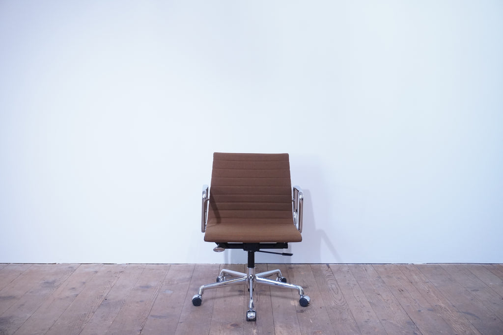 Vitra Eames Alu Chair EA117 Hopsak braun