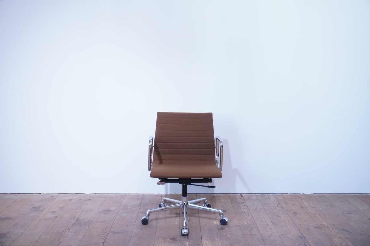 Vitra Eames Alu Chair EA117 Hopsak braun