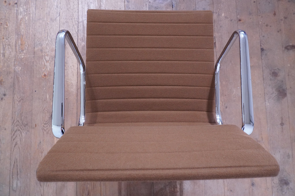 Vitra Eames Alu Chair EA117 Hopsak braun