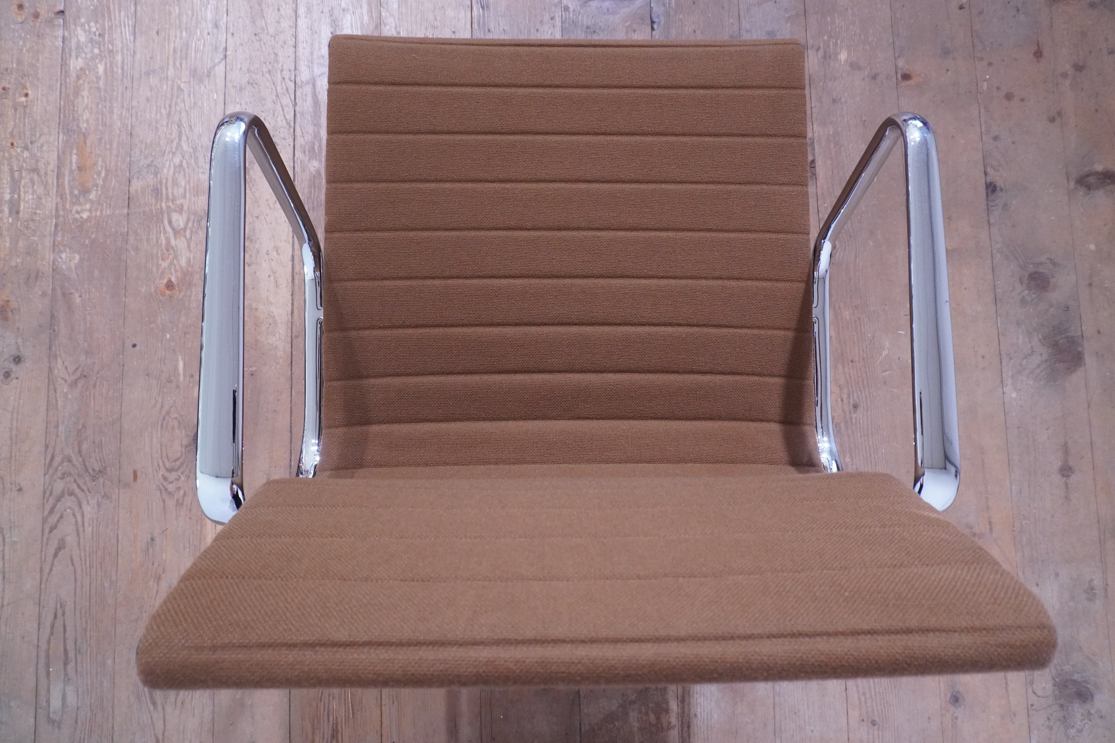 Vitra Eames Alu Chair EA117 Hopsak braun