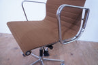 Vitra Eames Alu Chair EA117 Hopsak braun