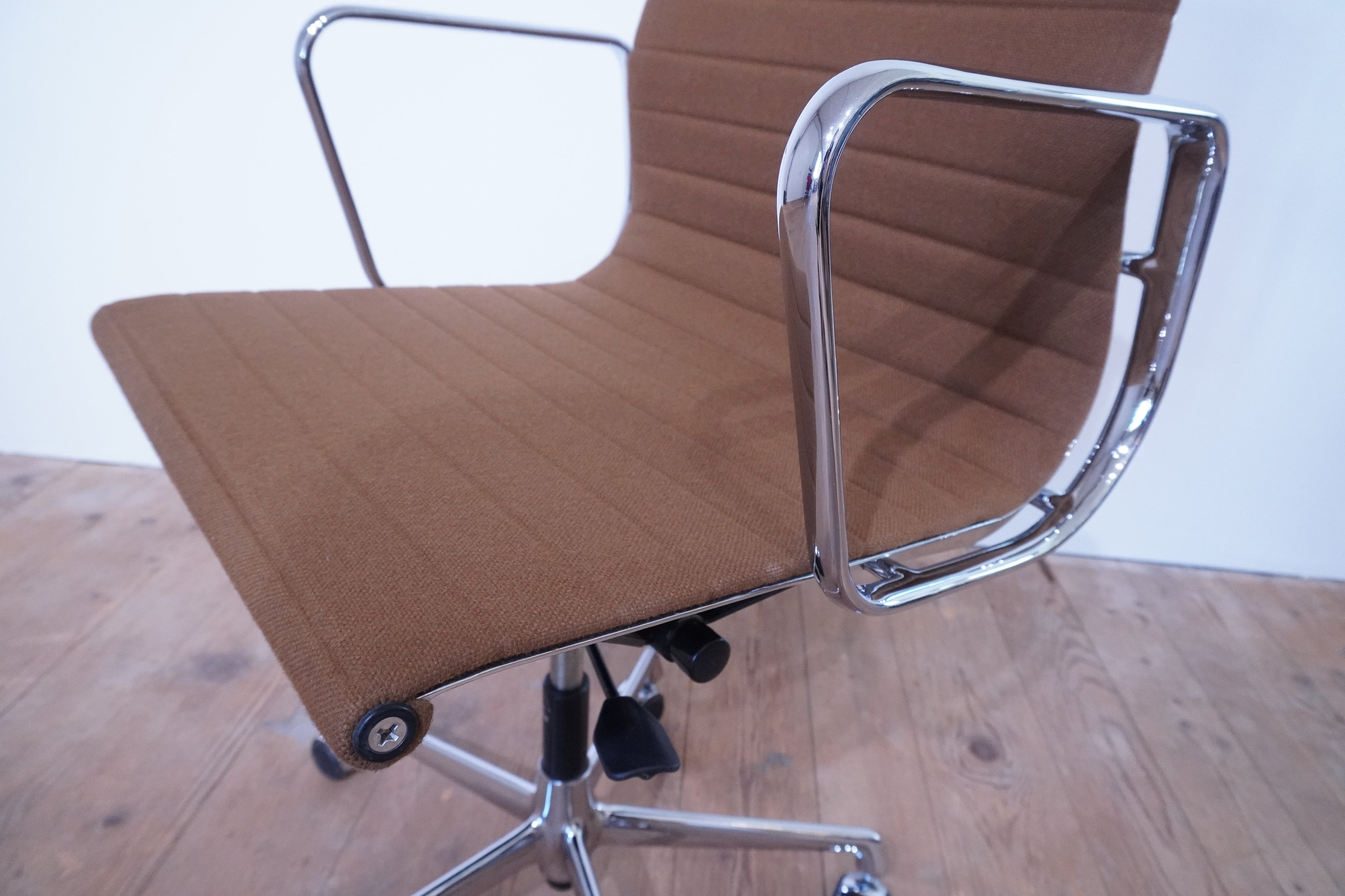 Vitra Eames Alu Chair EA117 Hopsak braun