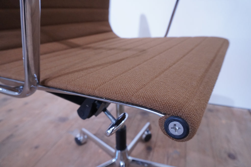 Vitra Eames Alu Chair EA117 Hopsak braun