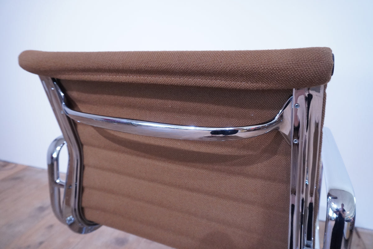 Vitra Eames Alu Chair EA117 Hopsak braun