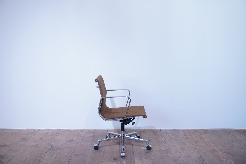 Vitra Eames Alu Chair EA117 Hopsak braun