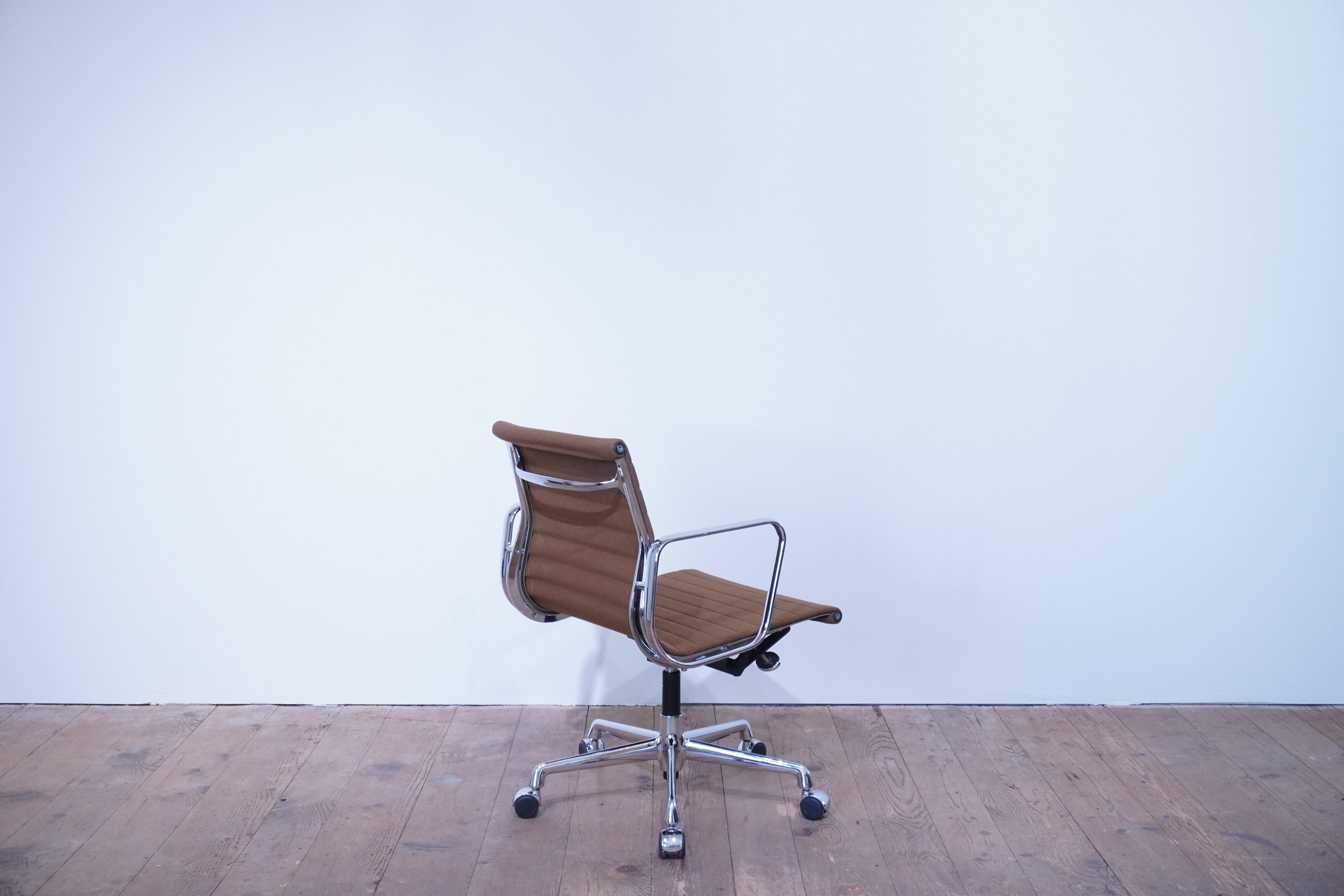 Vitra Eames Alu Chair EA117 Hopsak braun