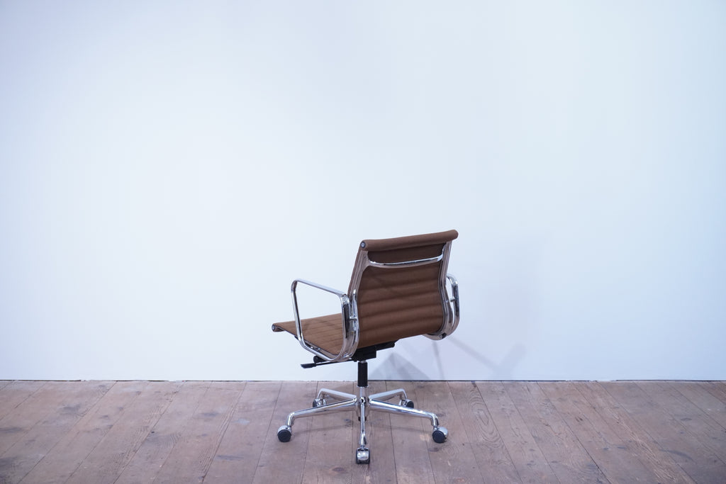 Vitra Eames Alu Chair EA117 Hopsak braun