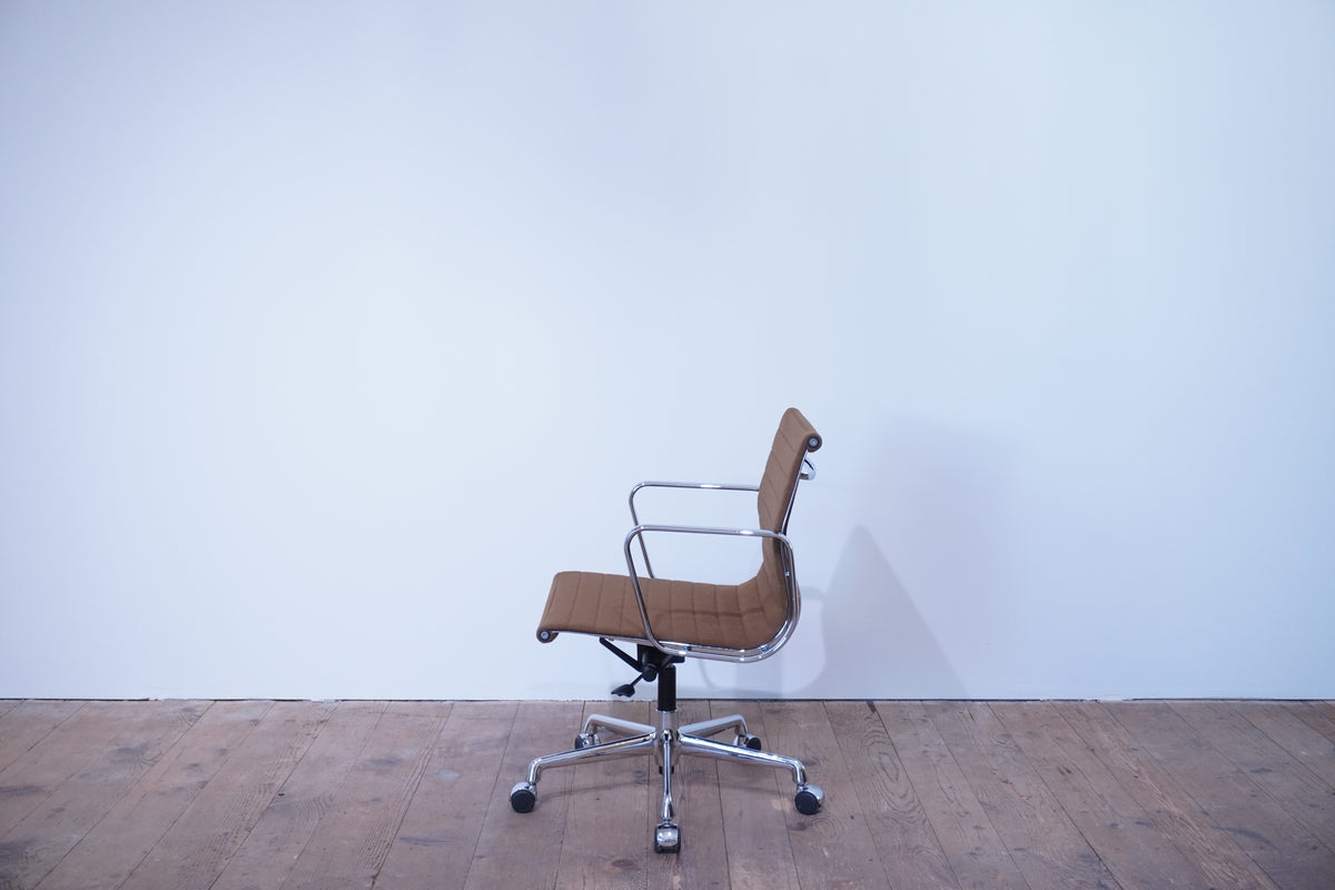 Vitra Eames Alu Chair EA117 Hopsak braun