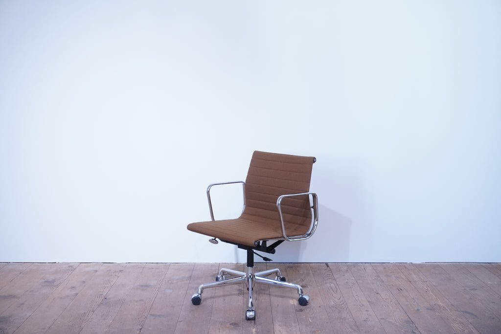 Vitra Eames Alu Chair EA117 Hopsak braun