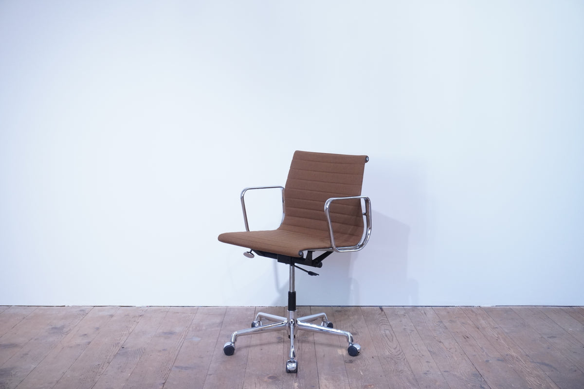 Vitra Eames Alu Chair EA117 Hopsak braun
