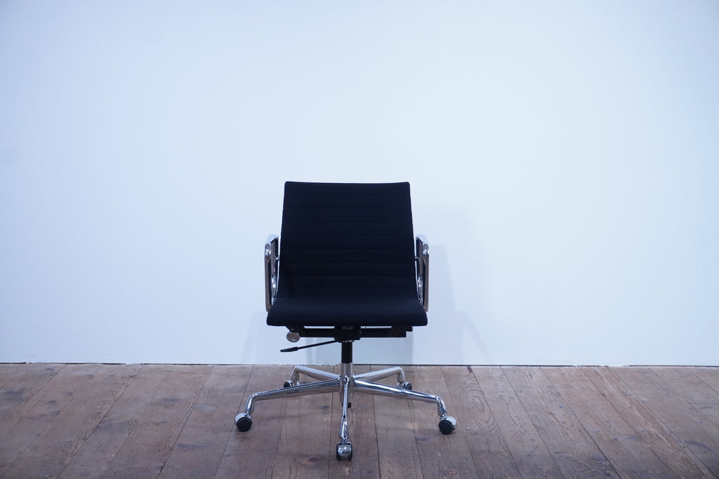Vitra Eames Alu Chair EA117 Hopsak nero