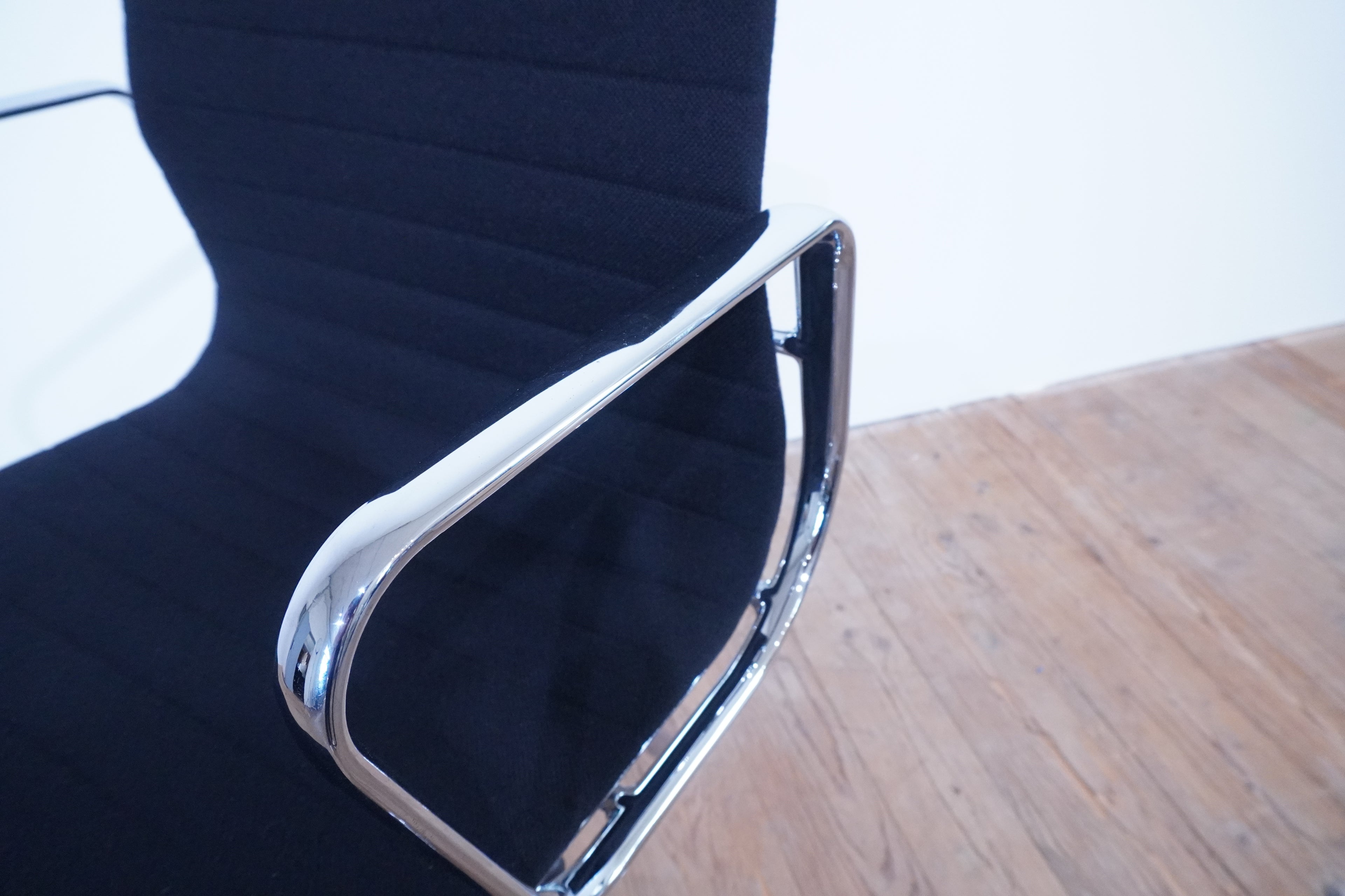Vitra Eames Alu Chair EA117 Hopsak nero
