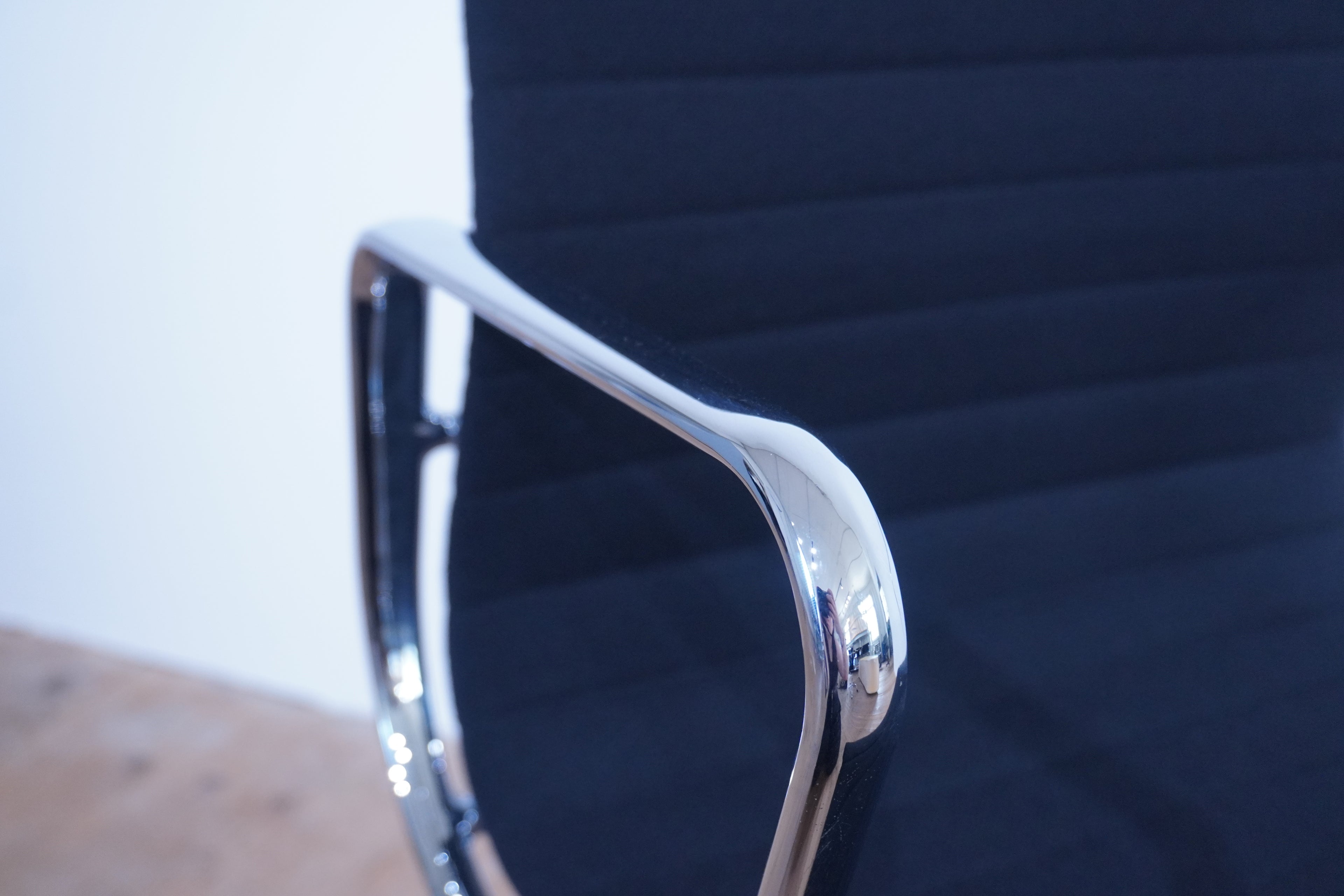 Vitra Eames Alu Chair EA117 Hopsak nero