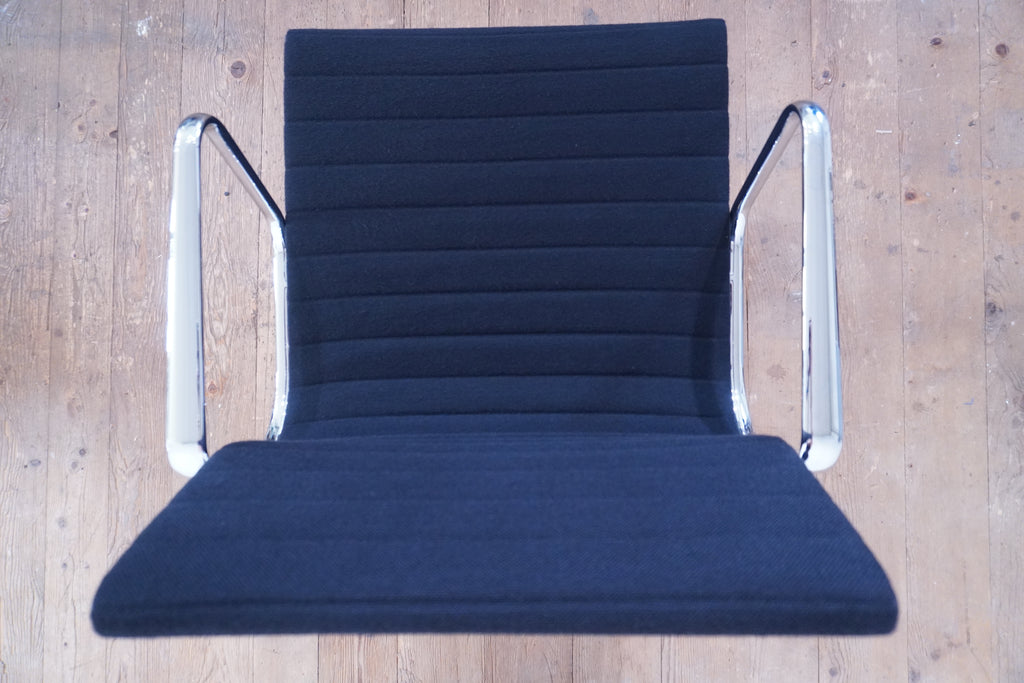 Vitra Eames Alu Chair EA117 Hopsak nero