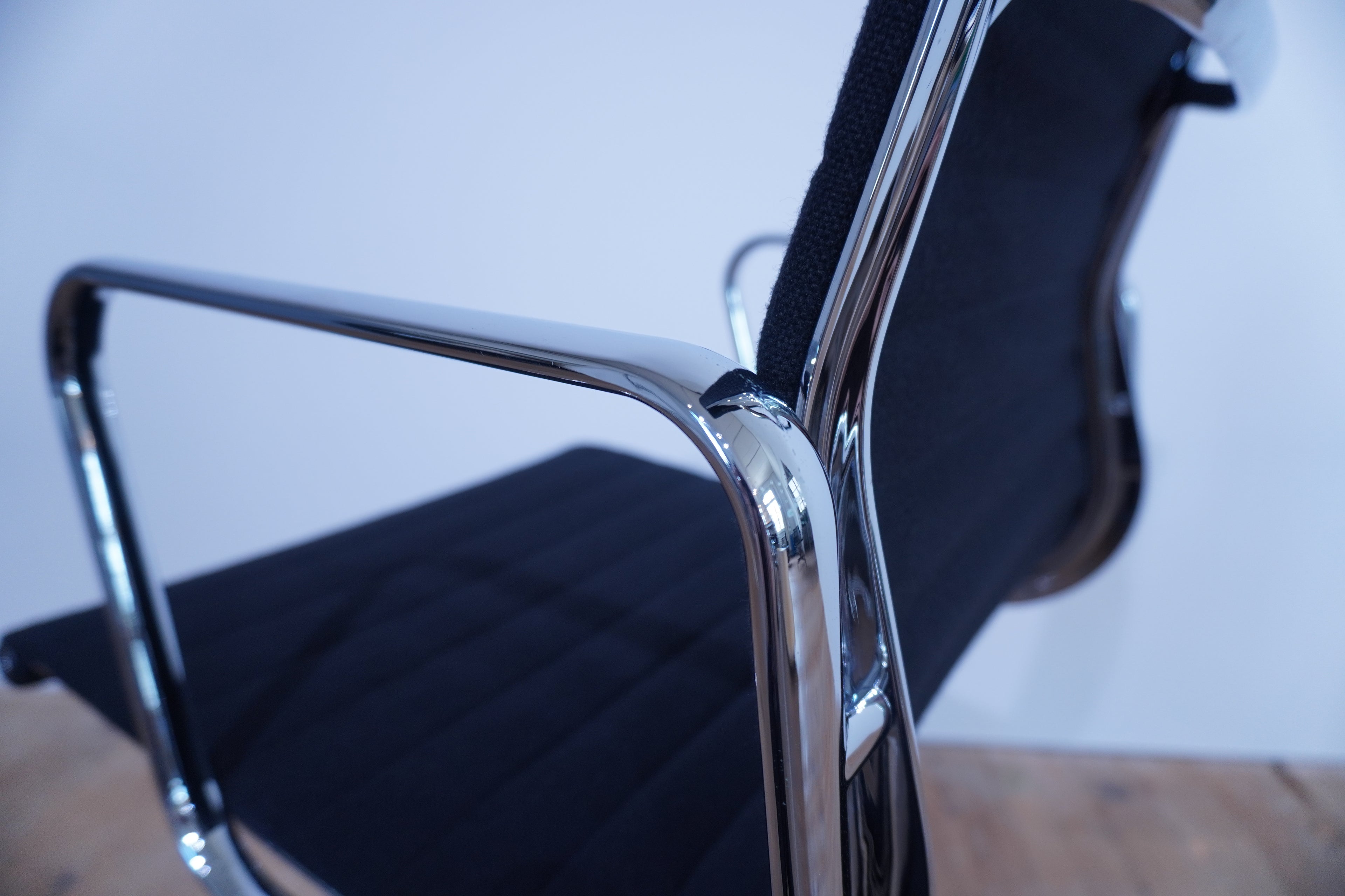 Vitra Eames Alu Chair EA117 Hopsak nero