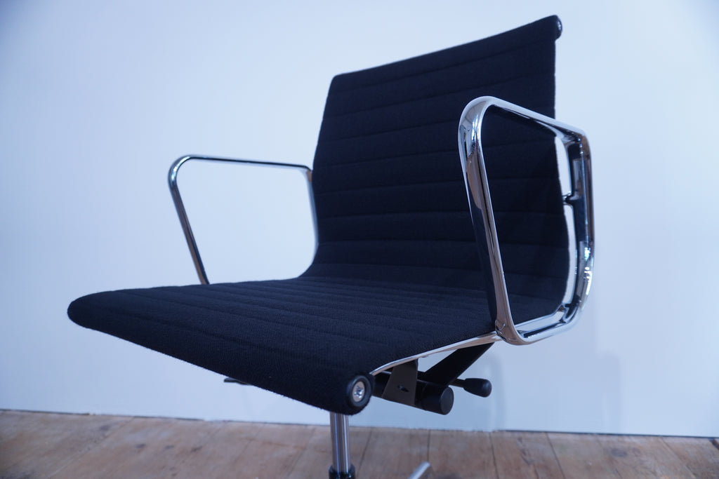 Vitra Eames Alu Chair EA117 Hopsak nero