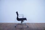 Vitra Eames Alu Chair EA117 Hopsak nero