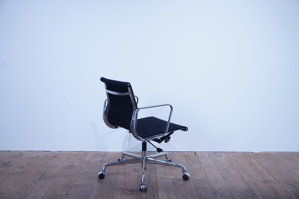 Vitra Eames Alu Chair EA117 Hopsak nero