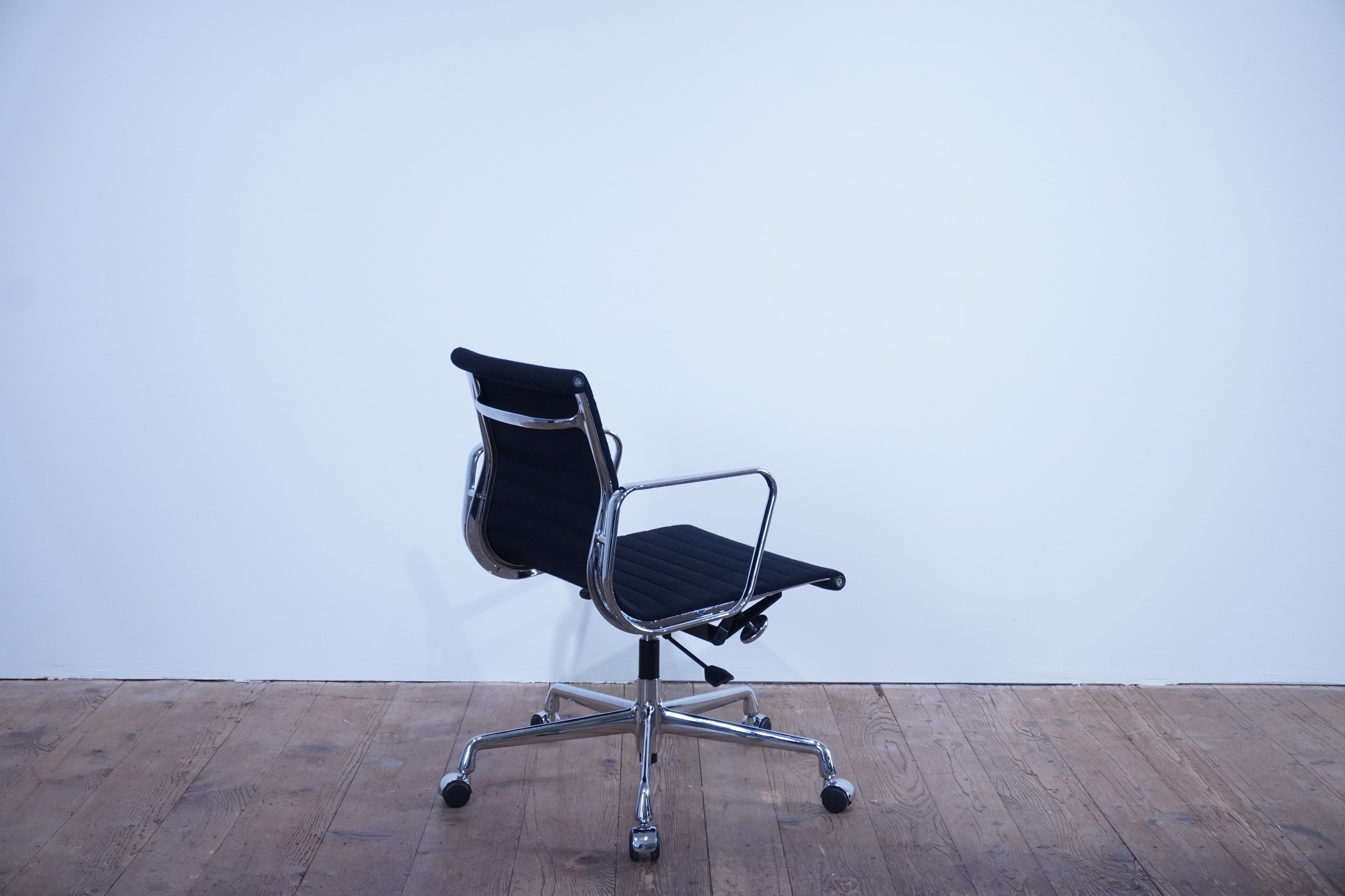 Vitra Eames Alu Chair EA117 Hopsak nero