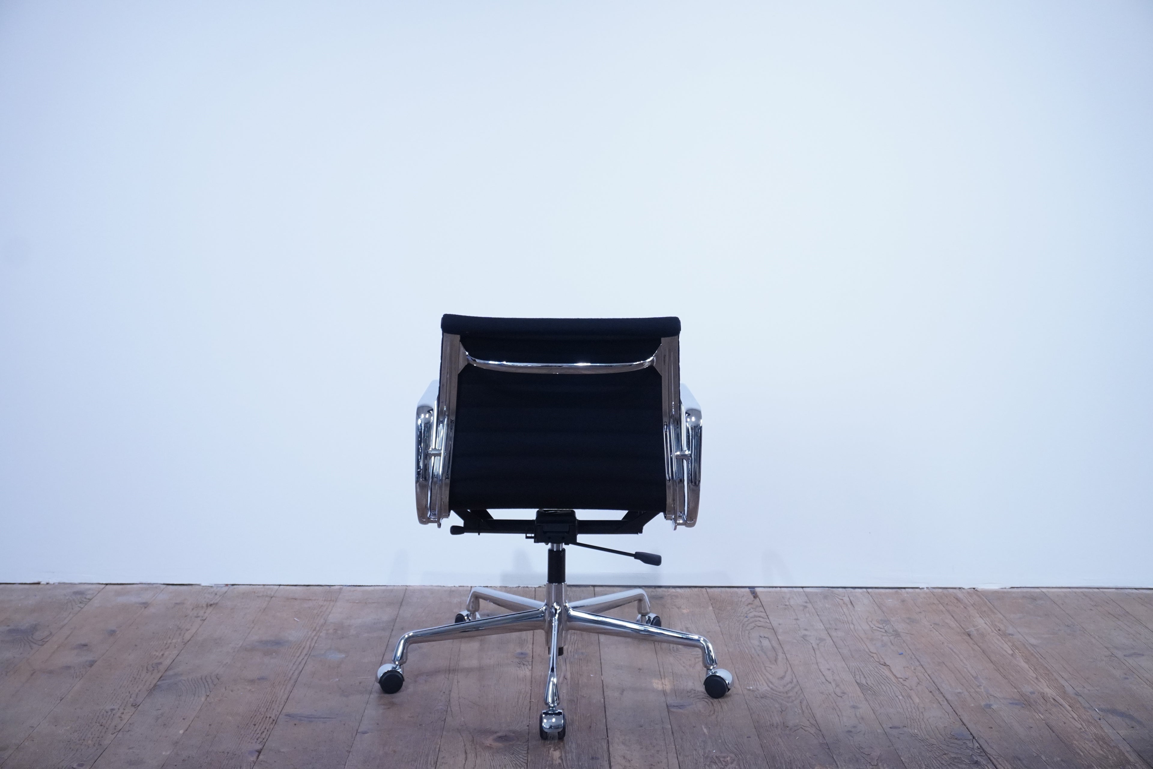 Vitra Eames Alu Chair EA117 Hopsak nero